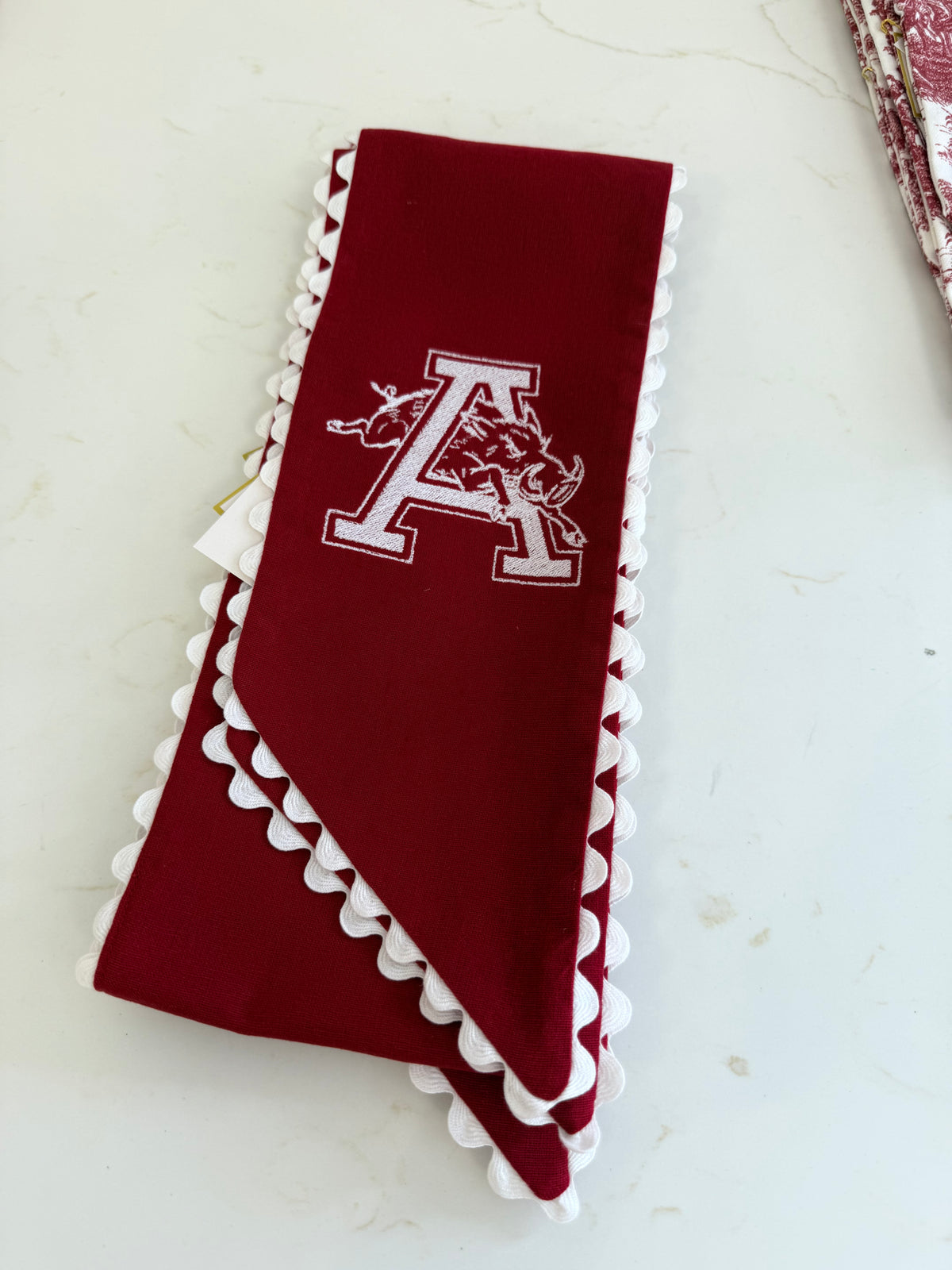 Scalloped Running Hog Wreath Sash