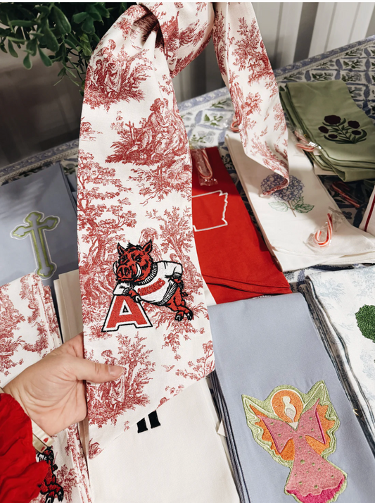 Hog Toile Wreath Sash